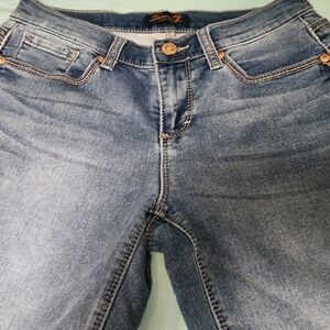 LIKE NEW! Seven7 Women's Light Blue Embroidered Crop Jean Size 4
